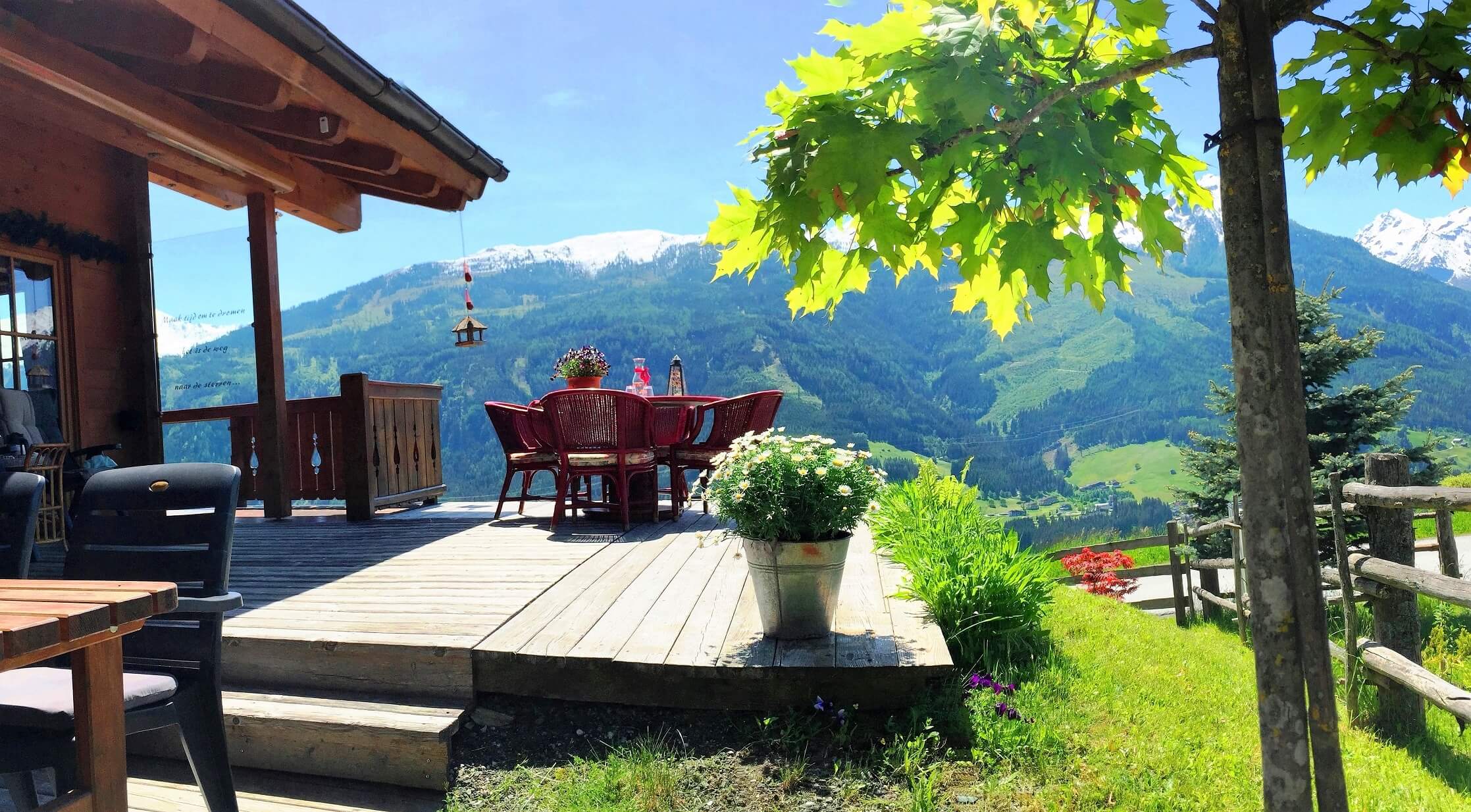 Een van de terrassen bij Chalet Brammetje